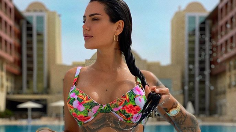 Morena Taraku shfaq linjat atraktive në një pozë me bikini