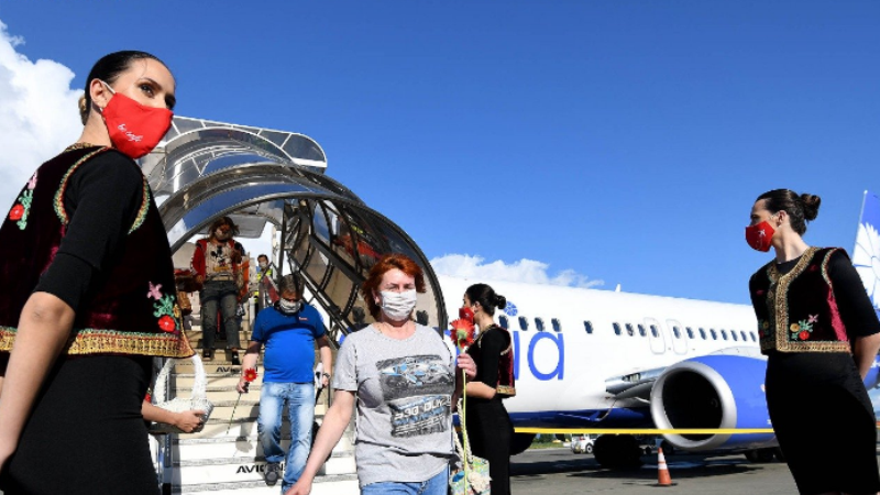 Arrijnë turistët e parë në Shqipëri: Priten me lule dhe shampanjë në aeroport