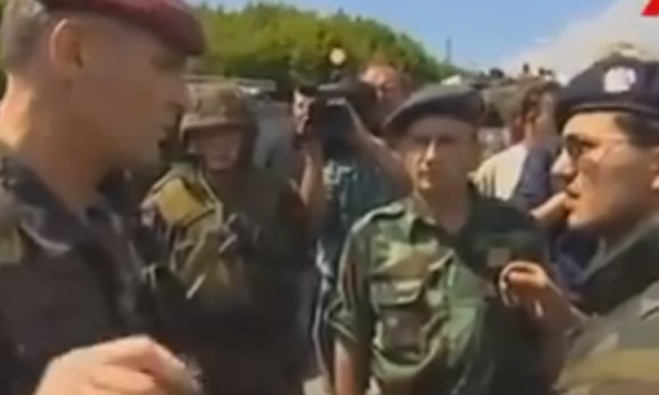 Pamje nga momenti kur ushtaraku gjerman u jep vetëm 28 minuta ushtarëve serbë që të largohen nga Kosova