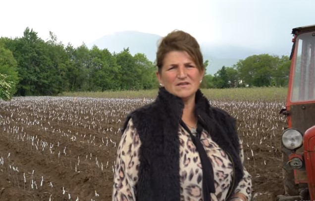 Gruaja nga Deçani që lavron dhe vozitë të gjitha mjetet bujqësore