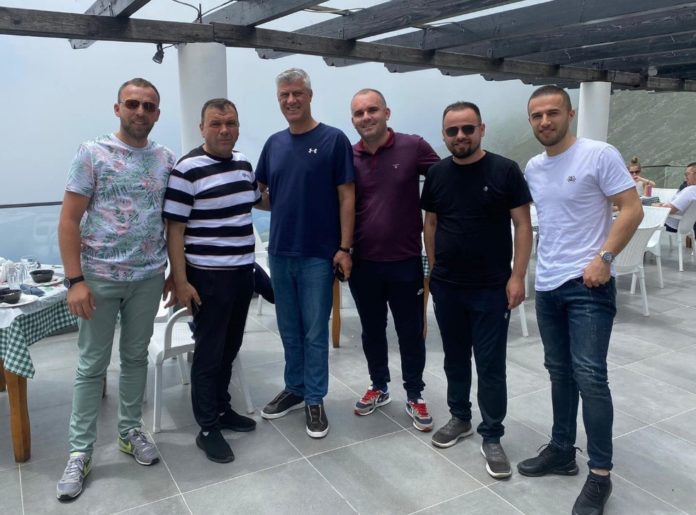 Presidenti Thaçi relaksohet në Vlorë
