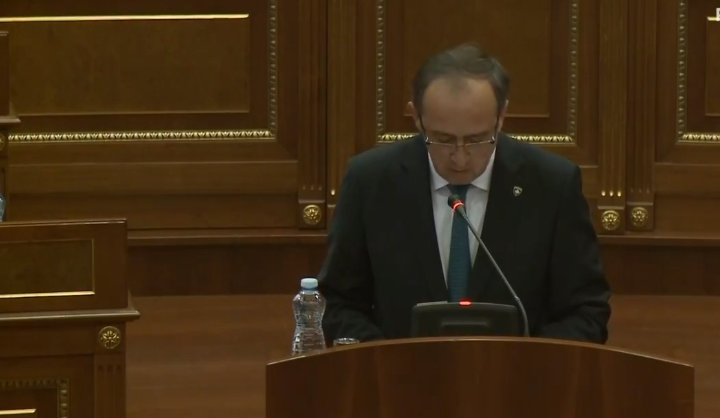 Kuvendi voton Qeverinë Hoti