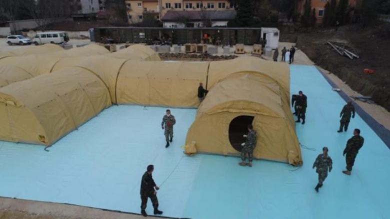 Në Maqedoni nuk i zë spitali, pacientët shtrihen në tenda