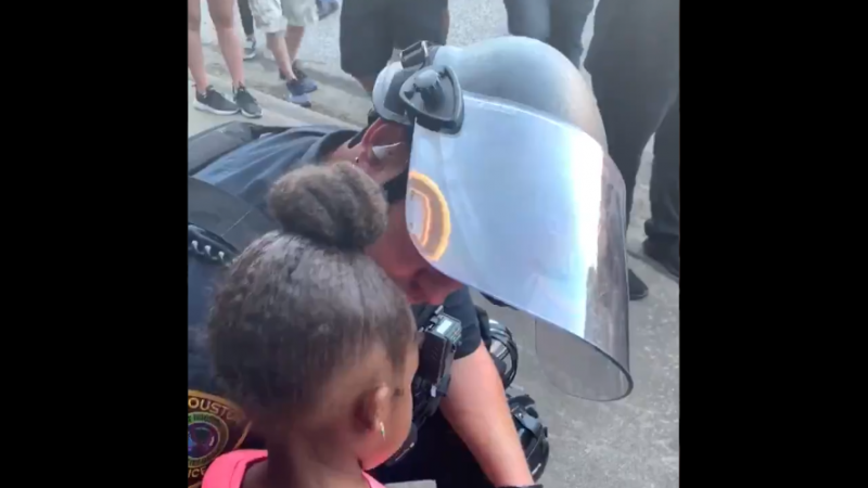 Polici nga Teksas përqafon dhe ngushëllon vajzën e trembur në protestë