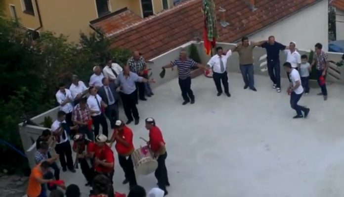 Nuk i ndal as Pandemia: Policia ndërpret një dasmë në Skenderaj, ku po kërcisnin edhe tupanat