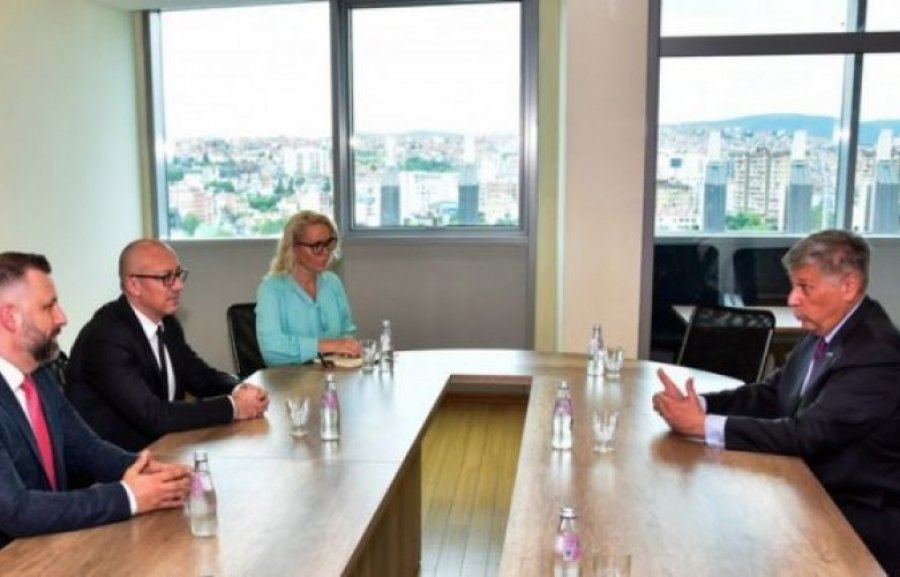 Rakiq e heq flamurin e Kosovës nga zyra e tij, Hoti i pafuqishëm kundrejt ministrave serbë