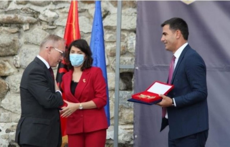 Vushtrria e shpall qytetar nderi ambasadorin e OSBE-së në Kosovë