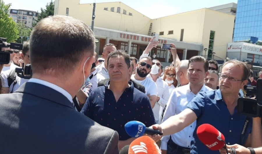 Këngëtarë e pronarë restorantesh protestojnë para Qeverisë