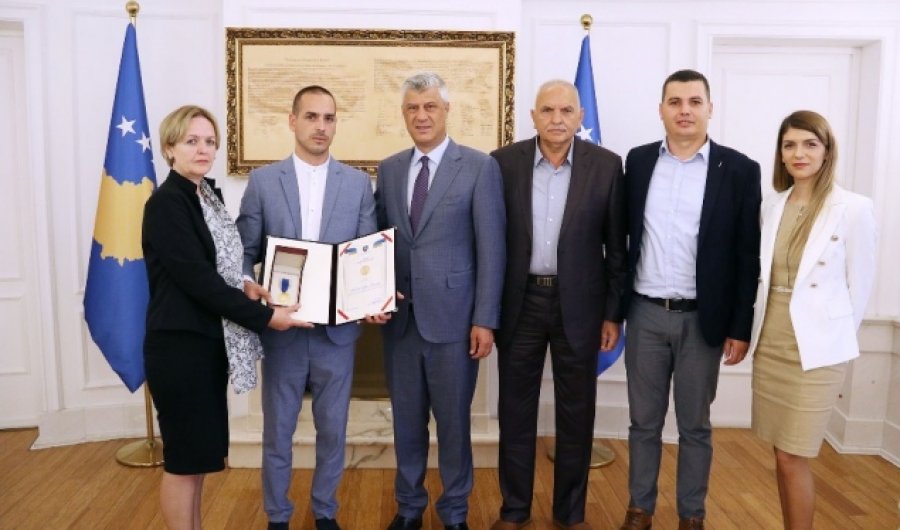 Thaçi dekoron me urdhrin “Hero i Kosovës” Shaban Dragajn