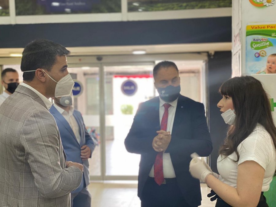 Tahiri bizneseve në Vushtrri: Ose maskat për personelin dhe konsumatorët, ose mbyllje