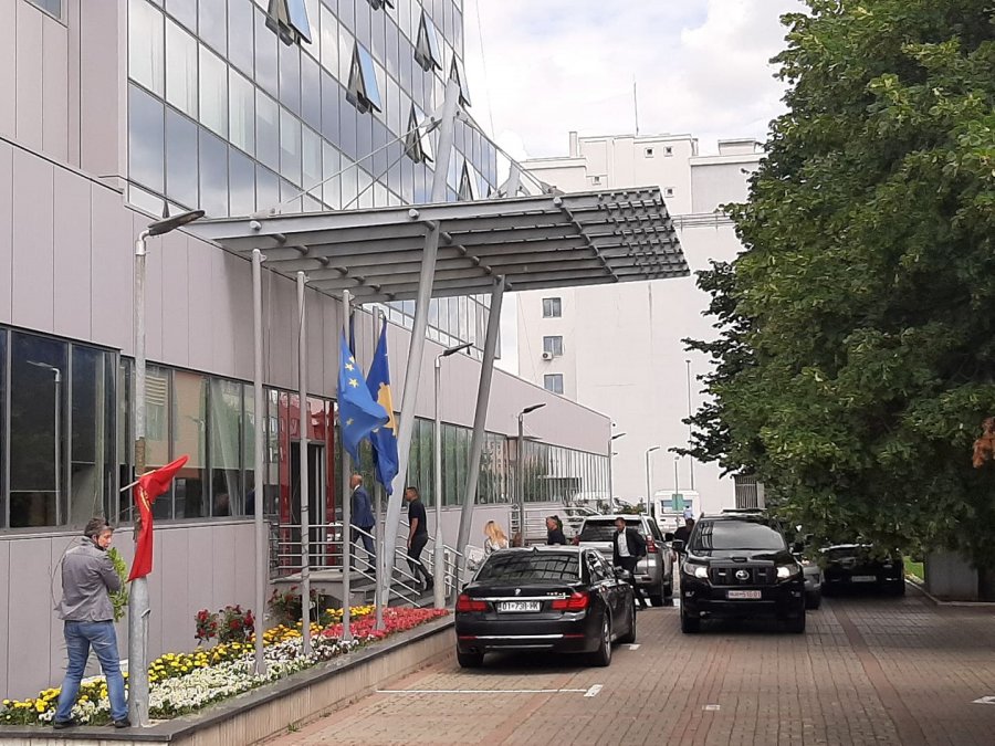 Ky politikan kosovar ka veturën më të shtrenjtë