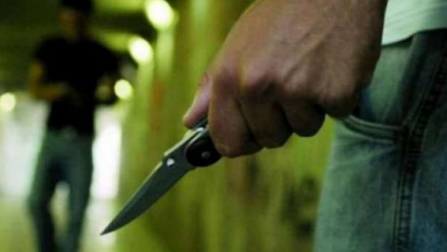 Drenas: Nën kërcënimin e thikës e detyron të miturën t’i jap para