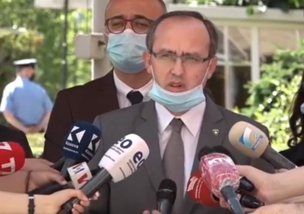 Hoti: Kemi vështirësi në zbatimin e ligjit në Veri, por nuk heqim dorë