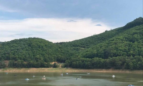 Shumë qytetarë e kalojnë fundjavën në Liqenin e Batllavës