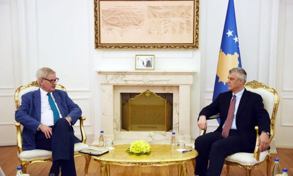 Hoxhaj dhe Bildt replikojnë rreth aktakuzës ndaj Thaçit dhe kërkesës për dorëheqje