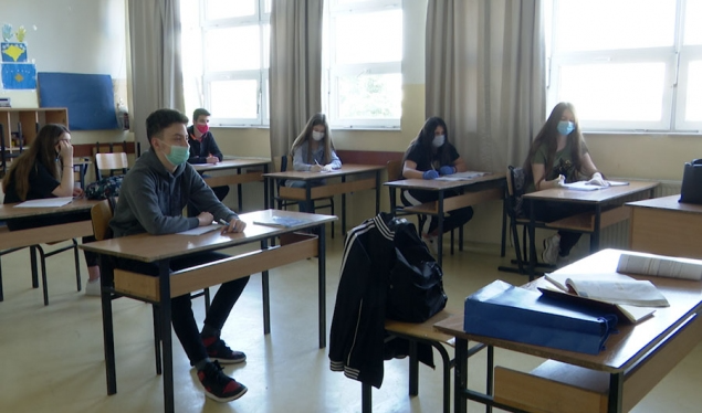 Me maska e doreza, nxënësit e klasave të nënta rifillojnë mësimin
