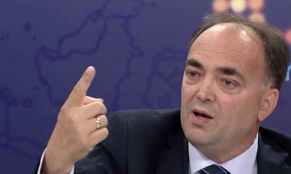 Zv.ministri i shëndetësisë Ndou ende nën hetime për rastin e patentë-shoferëve