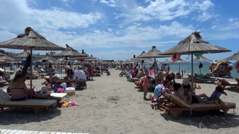 Fundjava në plazhin e Durrësit dhe Golemit, pushuesit kosovarë të kënaqur me kushtet