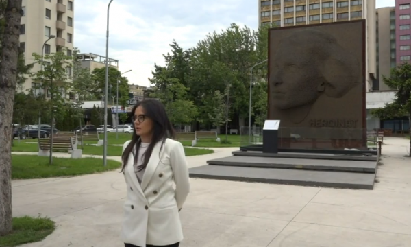 Para se ta marrë detyrën, ministrja e Jashtme nderon memorialin “Heroinat”