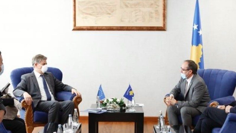 Hoti: Qeveria po punon me përkushtim në avancimin e rendit dhe ligjit
