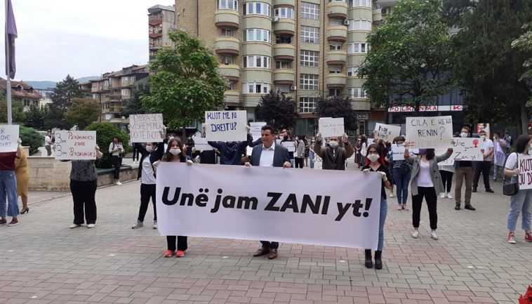 “Vajzat e Mitrovicës” protestojnë kundër dhunës seksuale, iu bashkangjitet edhe Bahtiri