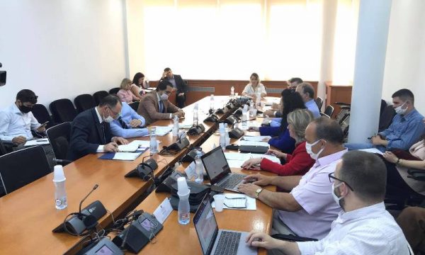 Ministri Likaj arsyeton zëvendësministrin pa fakultet: Në njërin kolegj e ka notën mesatare 9