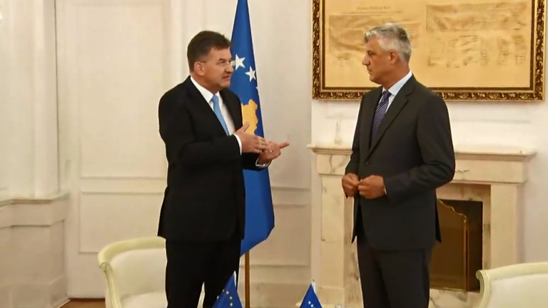 Thaçi pret në zyrë Lajçakun