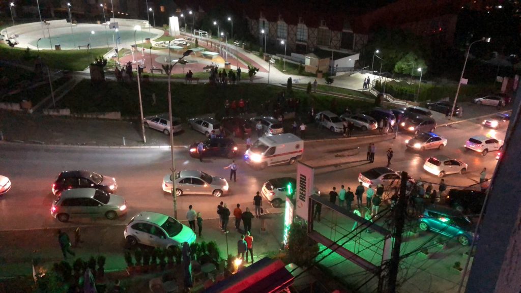Vetura godet një këmbësore te Menza e Studentëve