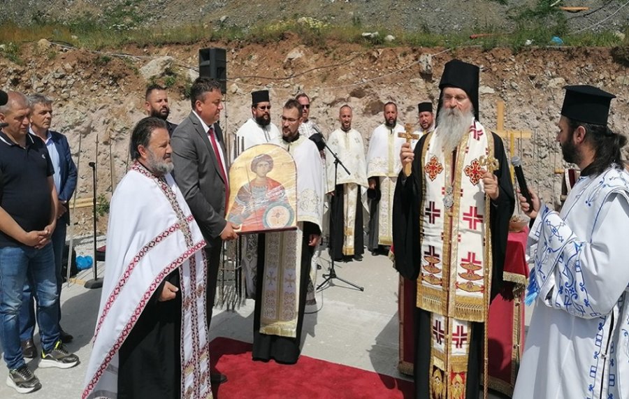 Mes Zveçanit e Mitrovicës ndërtohet një koloni e re serbe, së pari bëhet kisha