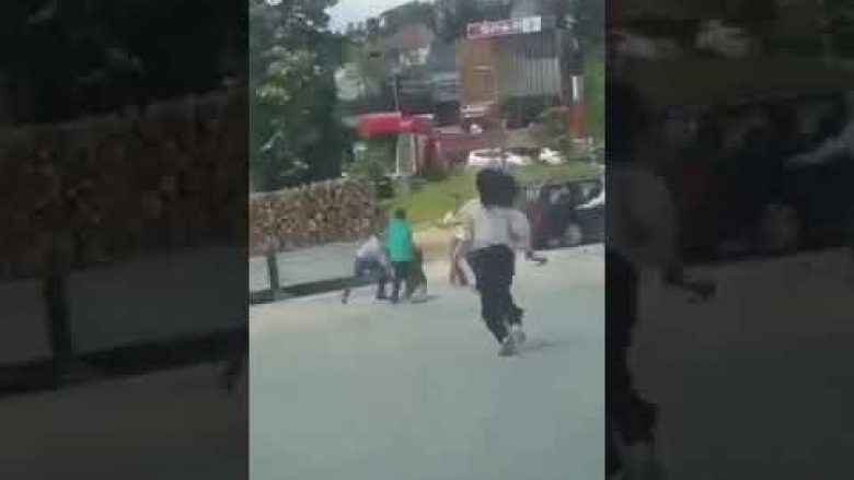 Rrahje masive mes dy grupeve në Prishtinë, aty përfshihet edhe një grua