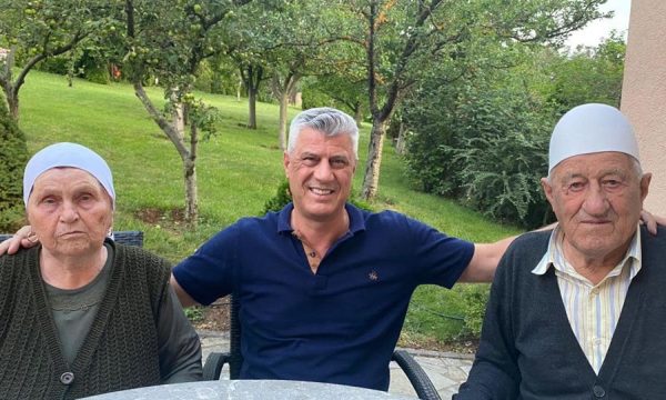 Thaçi kthehet në Burojë, publikon fotografi me prindërit e tij