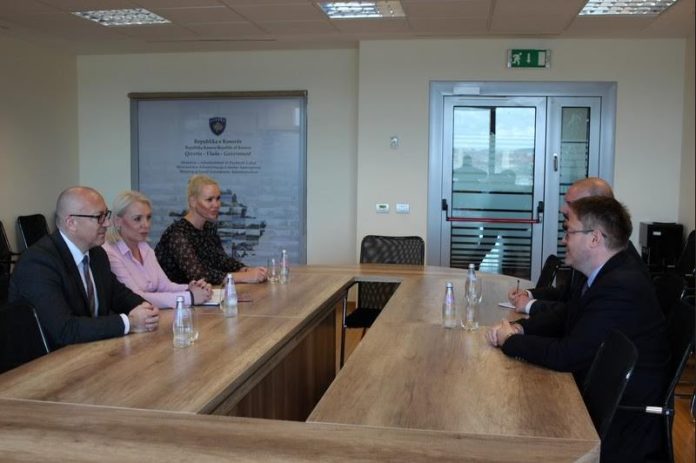 Rakiq takohet me ambasadorin britanik, sërish mungon flamuri i Kosovës