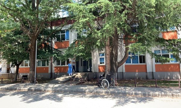 Spitali i Pejës mbushet me pacientë të infektuar me COVID-19, tre janë në gjendje të rëndë