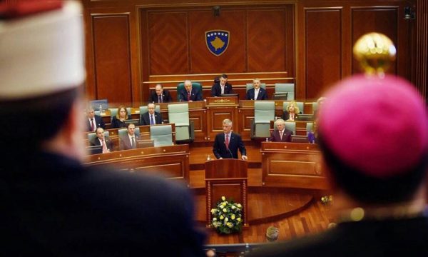 Thaçi mbështet ndërtimin e xhamisë në Prishtinë: Ndihem krenar që e vura gurthemelin e saj