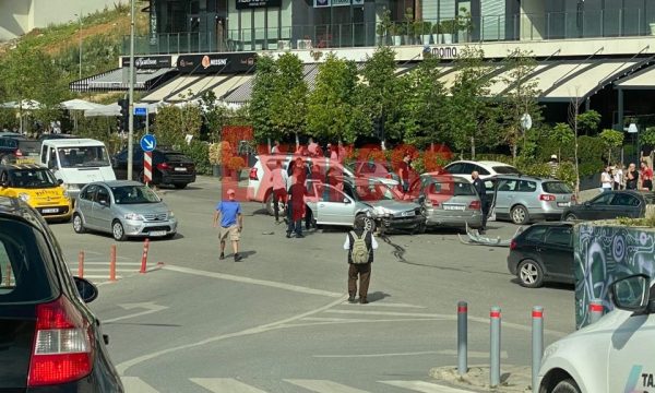 Aksident në rrugën B, përfshihen disa makina