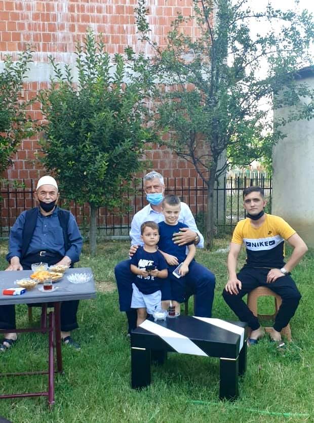 Presidenti Thaçi mes dy familjeve të heronjve të kombit