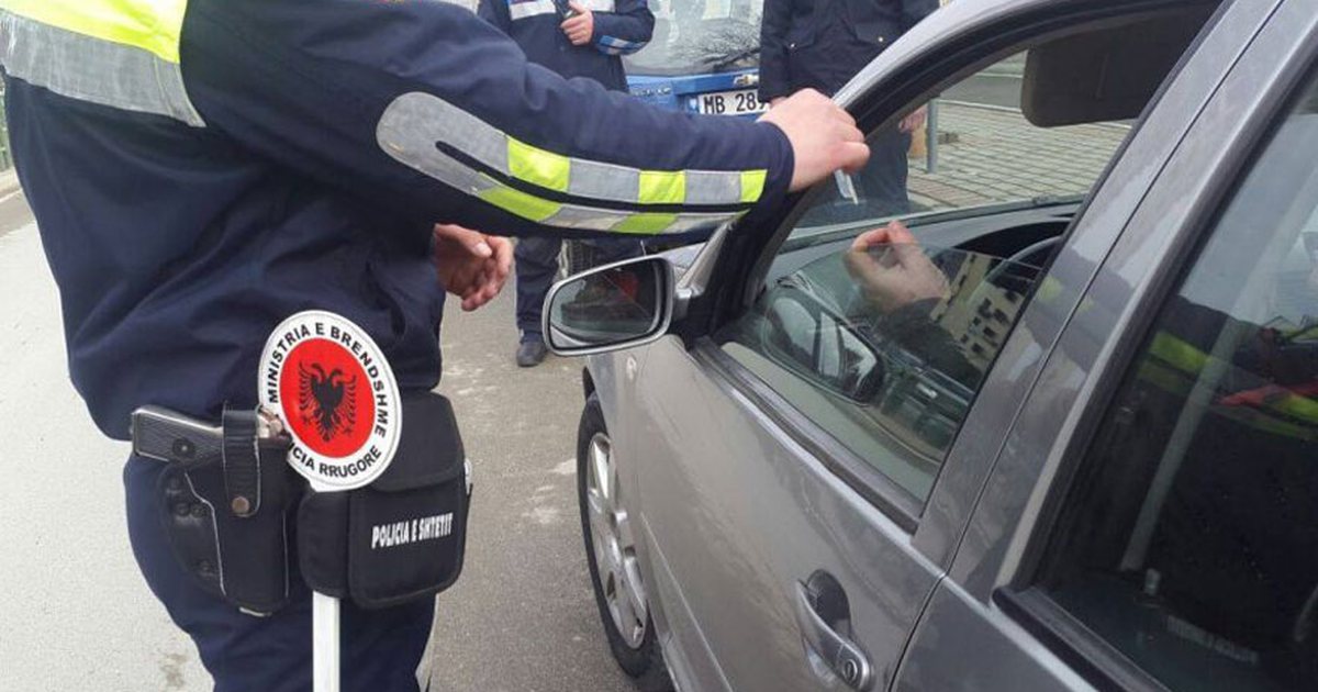 Tentoi të korruptonte policin pasi e zuri pa rrip, ja çfarë i ndodh shoferit në Tiranë