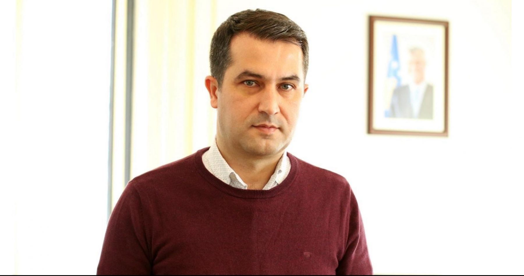 Këshilltari i Thaçit, Hotit: Të ulesh me Vuçiqin kur presidenti intervistohet, nuk është etike dhe mençuri