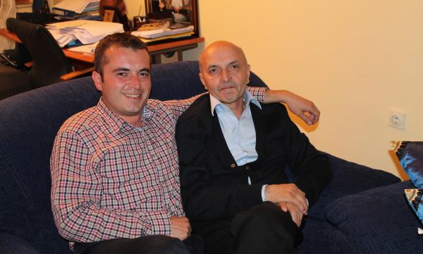 Djali i Isa Mustafës tregon për gjendjen shëndetësore të babait