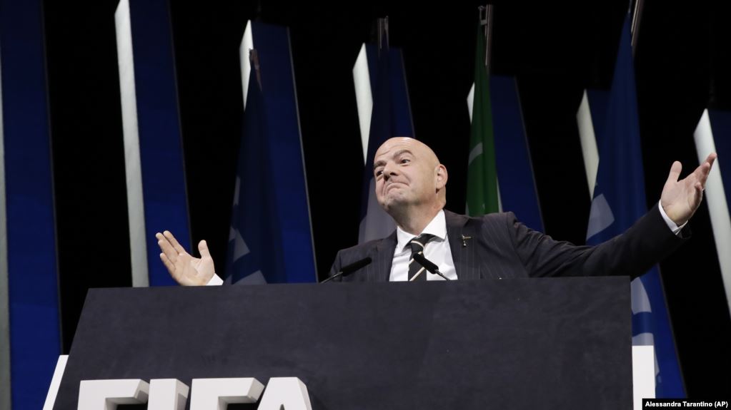 Presidenti i FIFA-s përballet me procedura ligjore