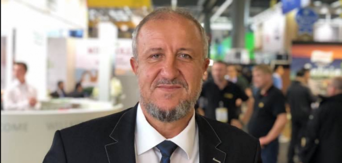 Shembull i mirë: Në mes të pandemisë, biznesmeni kosovar ua jep punëtorëve pagën e 13-të