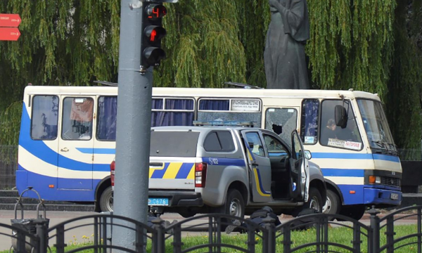 Merret peng autobusi me rreth 20 udhëtarë në Ukrainë, dëgjohen të shtëna