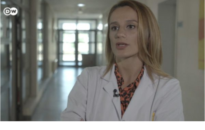 Ndër personat e parë që u infektua me COVID-19 në Kosovë, mjekja e QKUK-së tregon për sfidën e saj