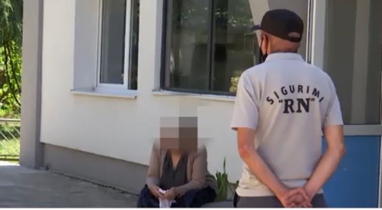E moshuara me Covid-19 kërkon ndihmë, stafi i Shtëpisë së të Moshuarve nuk i afrohet
