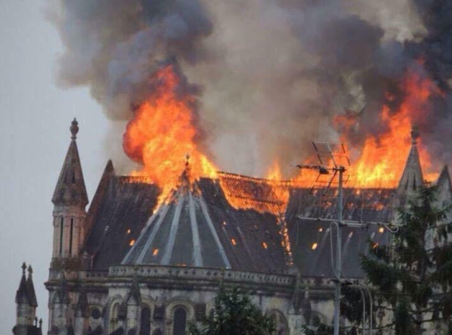 Zjarri kaplon Katedralen e Nantes në Francë