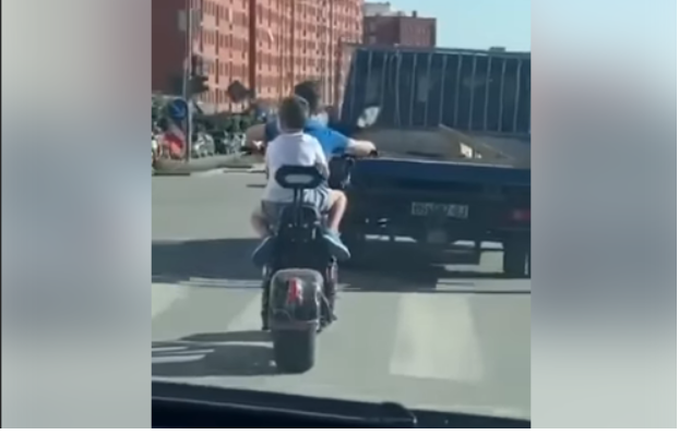 Pamje shokuese: Dy fëmijë me motoçikletë midis Prishtinës