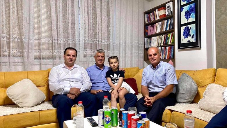 Presidenti viziton familjen e Vasfije Krasniqit