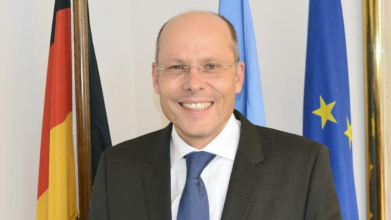 Beyer e përkrah Ishingerin: S’ka më arsyetime, liberalizim të vizave tani për Kosovën