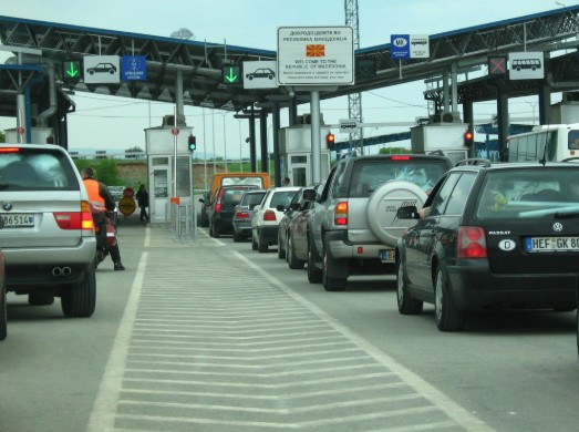 Nuk hiqet vendimi: Kosovarët nuk mund të vizitojnë Malin e Zi pa test