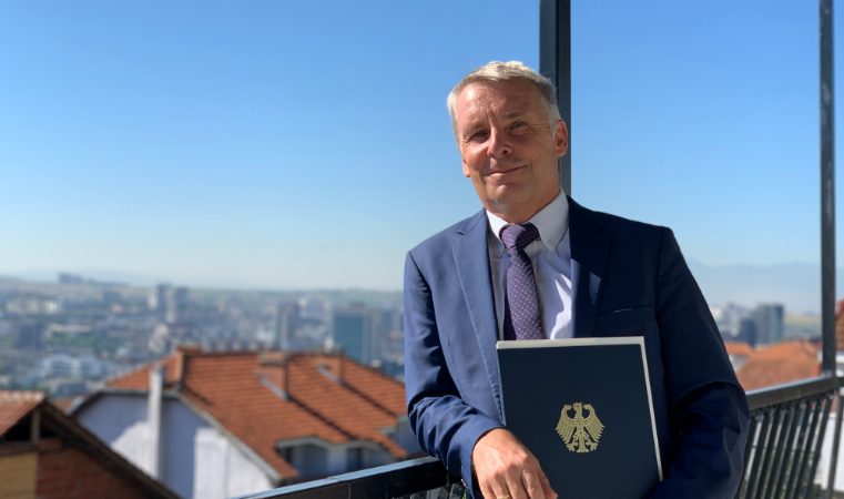 Ambasadori i ri gjerman arrin në Kosovë: Mezi pres të ju takojë të gjithëve